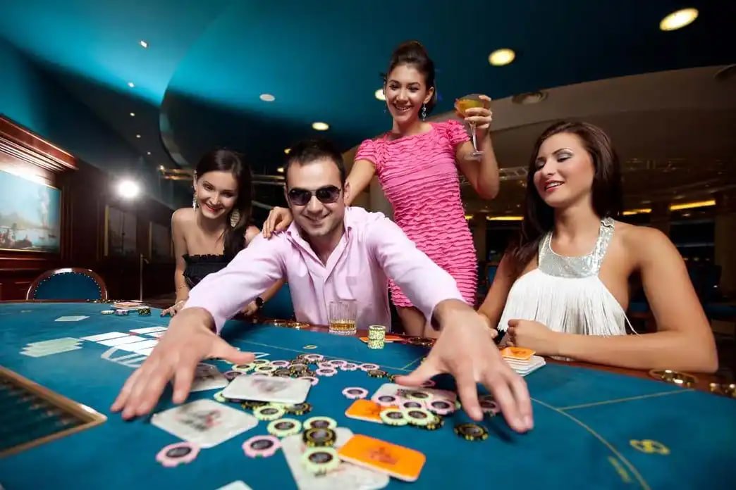 Live Baccarat dealer နှင့် card game ဇယား